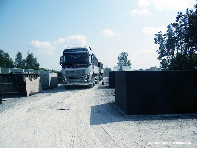 Transport szamb betonowych  w Wąchocku